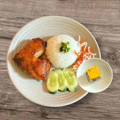 Hình ảnh Cơm tấm gà nướng chả