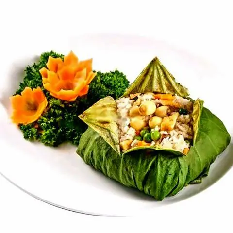Hình ảnh Cơm hấp lá sen cay chay
