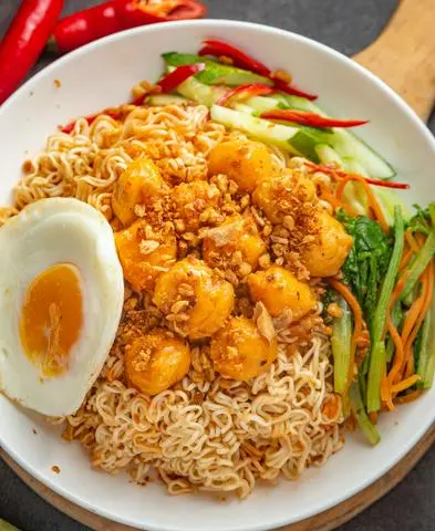 Hình ảnh Mì xào viên chiên thập cẩm -trứng