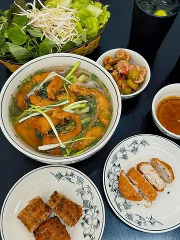 Hình ảnh Bún cá chan - chả cá mực