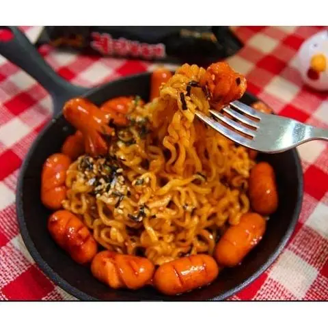 Hình ảnh Mì sanyang trứng chiên lòng đào xúc xích 