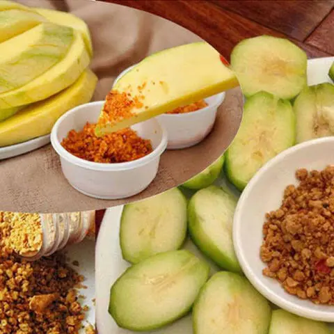 Hình ảnh Combo Mix 1 Hộp Lớn Xoài Sống + Cóc Non Chấm Muối Ớt 