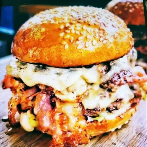 Hình ảnh Burger bò phô mai - thịt xông khói