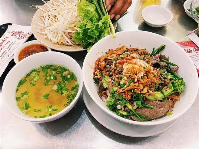 Hình ảnh Hủ tiếu hoặc mì tươi hoặc mì gói trộn khô thập cẩm(bò viên,xương hoặc sườn, thịt nạc, bò tái))
