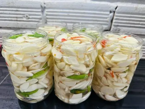 Hình ảnh Tỏi ngâm ớt xiêm xanh 