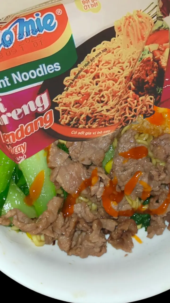 Hình ảnh Mì trộn Indomie bò xúc xích