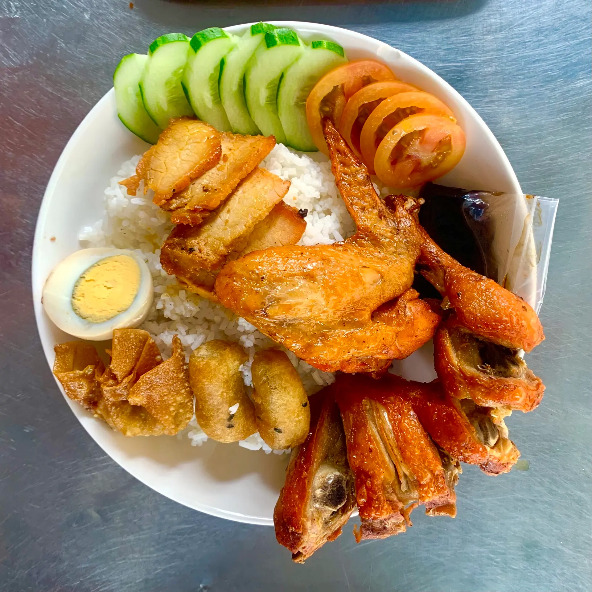 Hình ảnh Cơm cánh + đùi gà quay thập cẩm