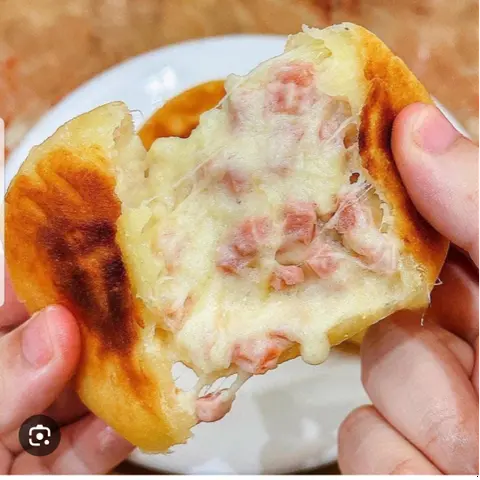 Hình ảnh Hotteok phô mai xúc xích - 1 cái