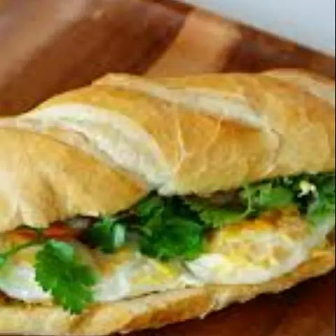 Hình ảnh Bánh mì thịt chả ốp la 2 trứng