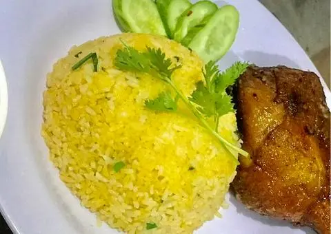 Hình ảnh Combo : 1 cơm gà xối mỡ - 1 ốp la - 1lon  pepsi ướp lạnh