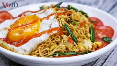 Hình ảnh Mì xào xuc xich trứng 