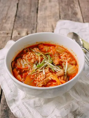 Hình ảnh Mì cay kim chi