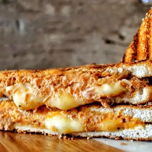 Hình ảnh Sandwich cá ngừ phô mai chảy