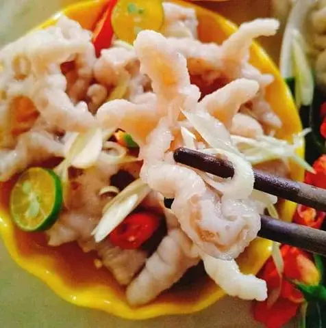 Hình ảnh Chân gà rút xương ngâm sả tắc 