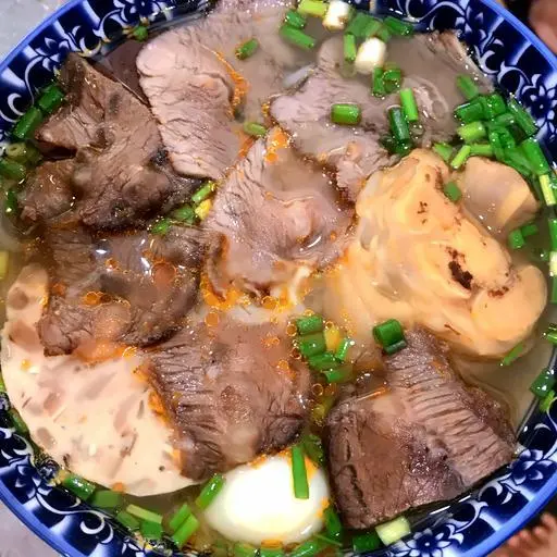 Hình ảnh Bún bò Huế đầy đủ