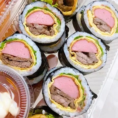 Hình ảnh kimbap bò xúc xích