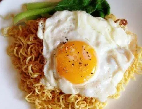 Hình ảnh Mì trộn Ốp la + rau ăn kèm