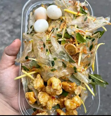 Hình ảnh Bánh tráng phơi sương trộn khô mực và tóp mỡ
