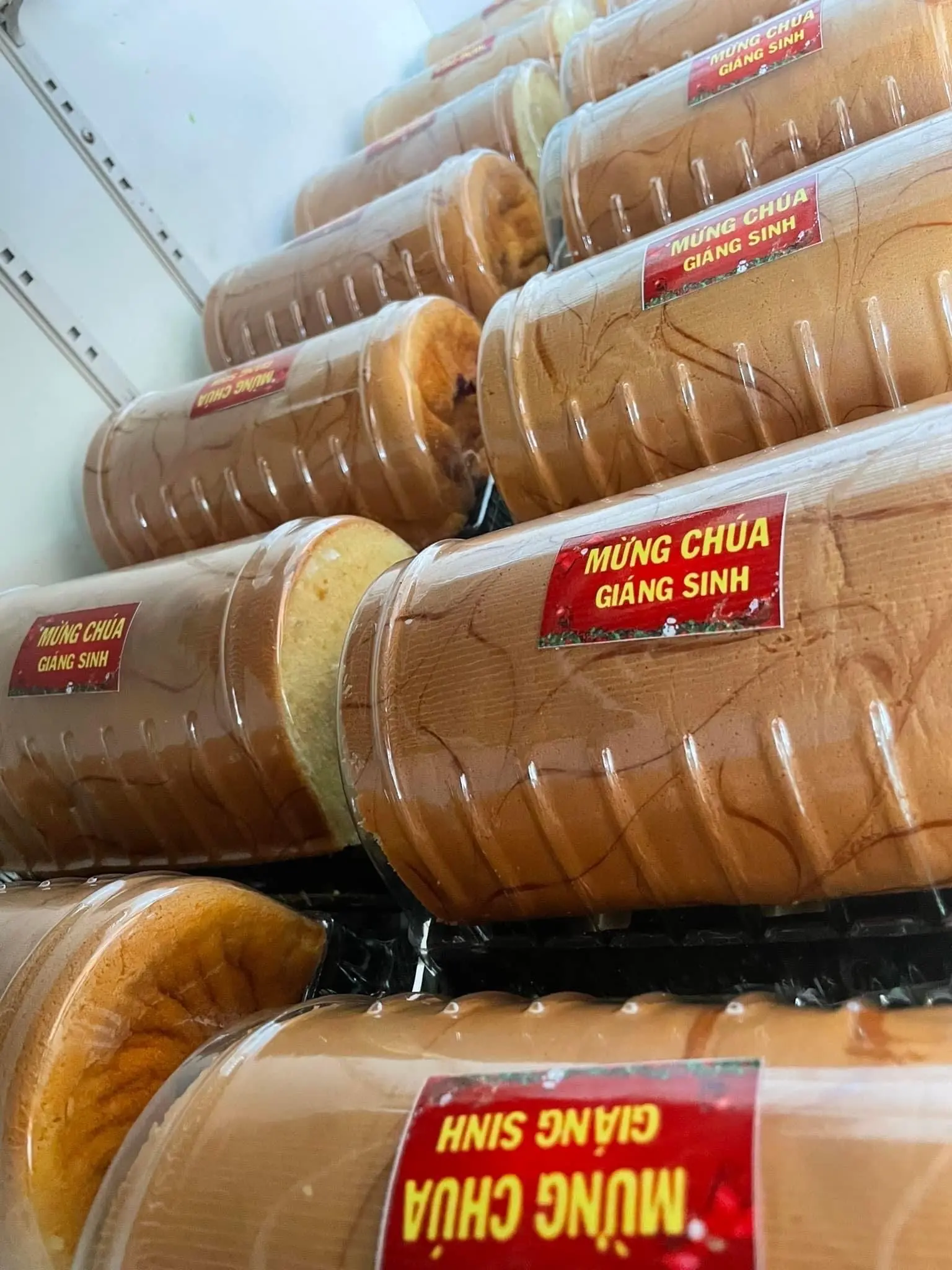 Hình ảnh bánh bông Lan cuộn mứt trái cây loại lớn