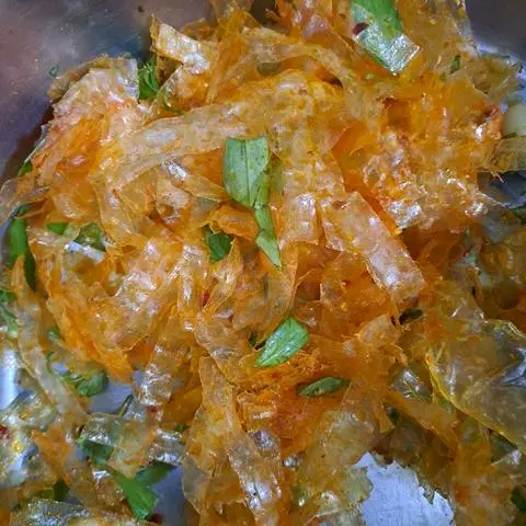 Hình ảnh Bánh tráng sợi Long An trộn rau răm trứng cút