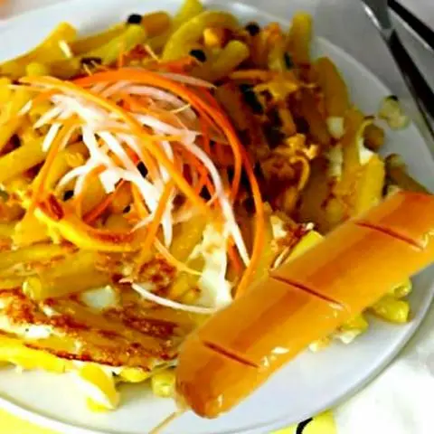 Hình ảnh Nui Xào Trứng Đập Ăn Kèm Xúc Xích 