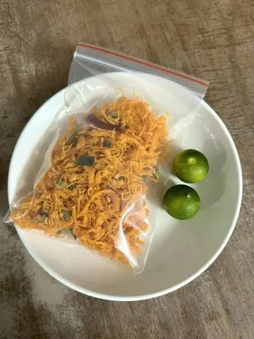 Hình ảnh Khô Gà Lá Chanh (100gr) Kèm Tắc