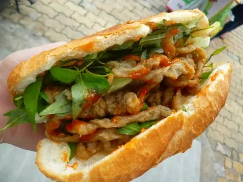 Hình ảnh Bánh mì chả cá nóng