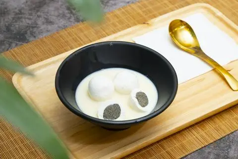 Hình ảnh Tàu Hũ Nóng Chè Trôi Nước Nhân Mè Đen - Tofu Glutinous Rice Ball (Black Sesame)