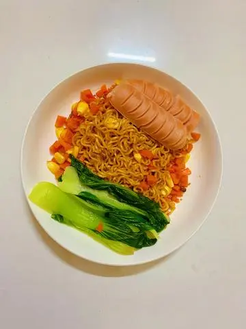 Hình ảnh Mì Trộn Xúc Xích