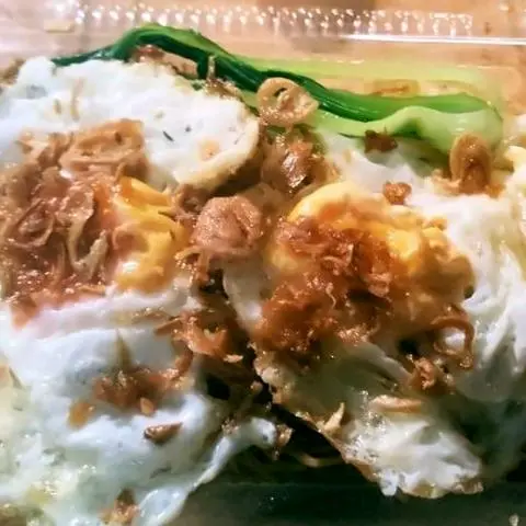 Hình ảnh Bánh tráng long an trộn 2 trứng ốp la