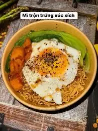 Hình ảnh Combo Mì trộn trứng xúc xích tốp mỡ+ trà đá