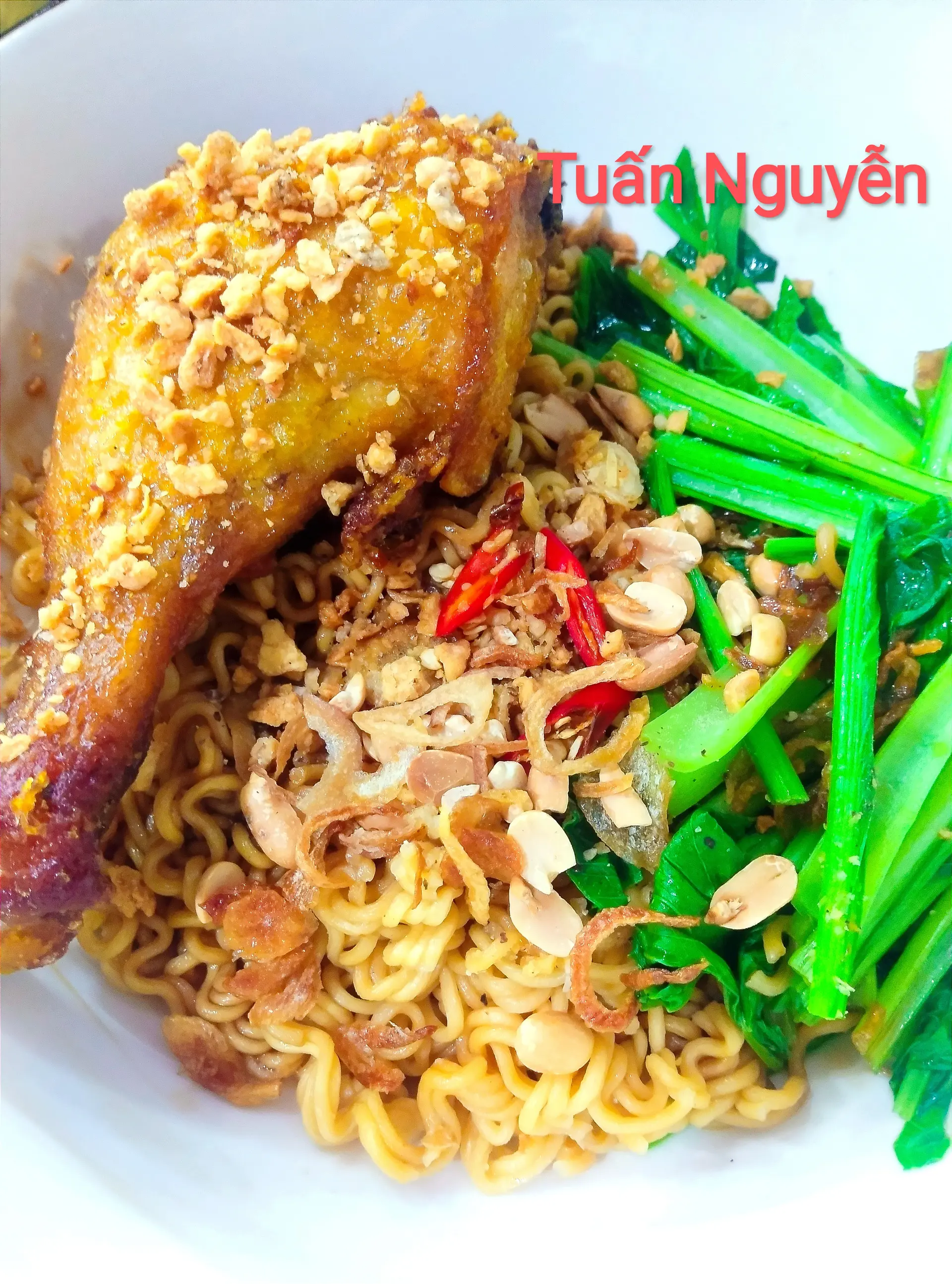 Hình ảnh Mì trộn đùi gà nhúng mắm (gà tươi)