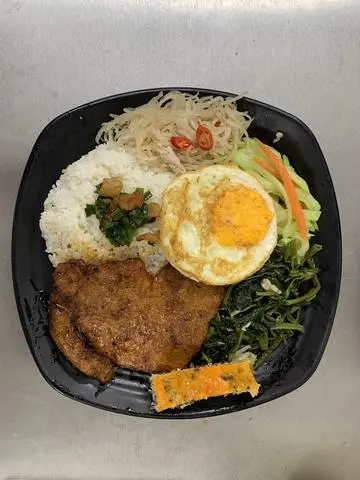 Hình ảnh Cơm Sườn Đầy Đủ