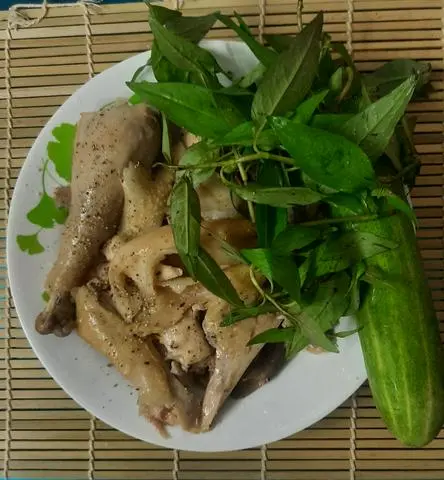 Hình ảnh 1/2 Gà Tre Trộn Rau Răm Muối Tiêu