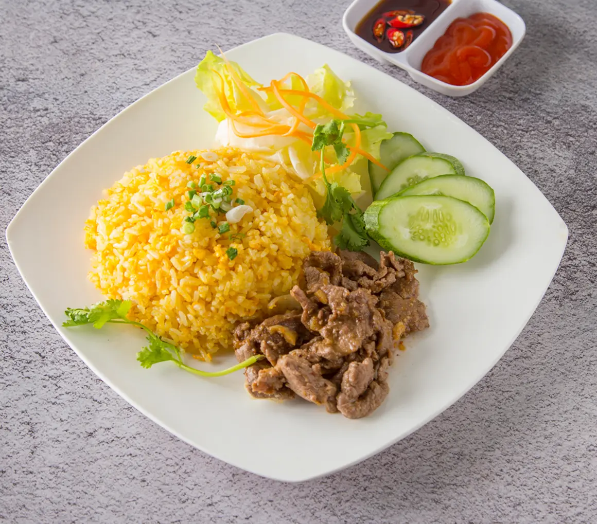Hình ảnh Cơm chiên bò xào củ hành