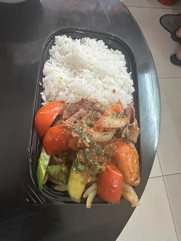 Hình ảnh Cơm bò xào dưa leo cà chua