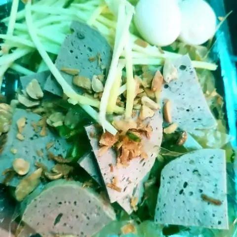Hình ảnh Bánh tráng long an trộn chả bò trứng cút lòng đào
