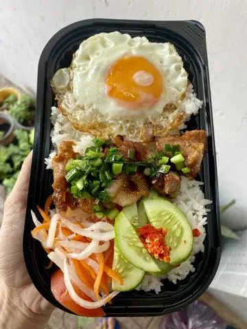 Hình ảnh Cơm thịt nướng - nem - ốp la