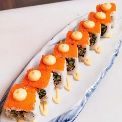 Hình ảnh Cuộn Cá Hồi teri phủ Ebiko _roll