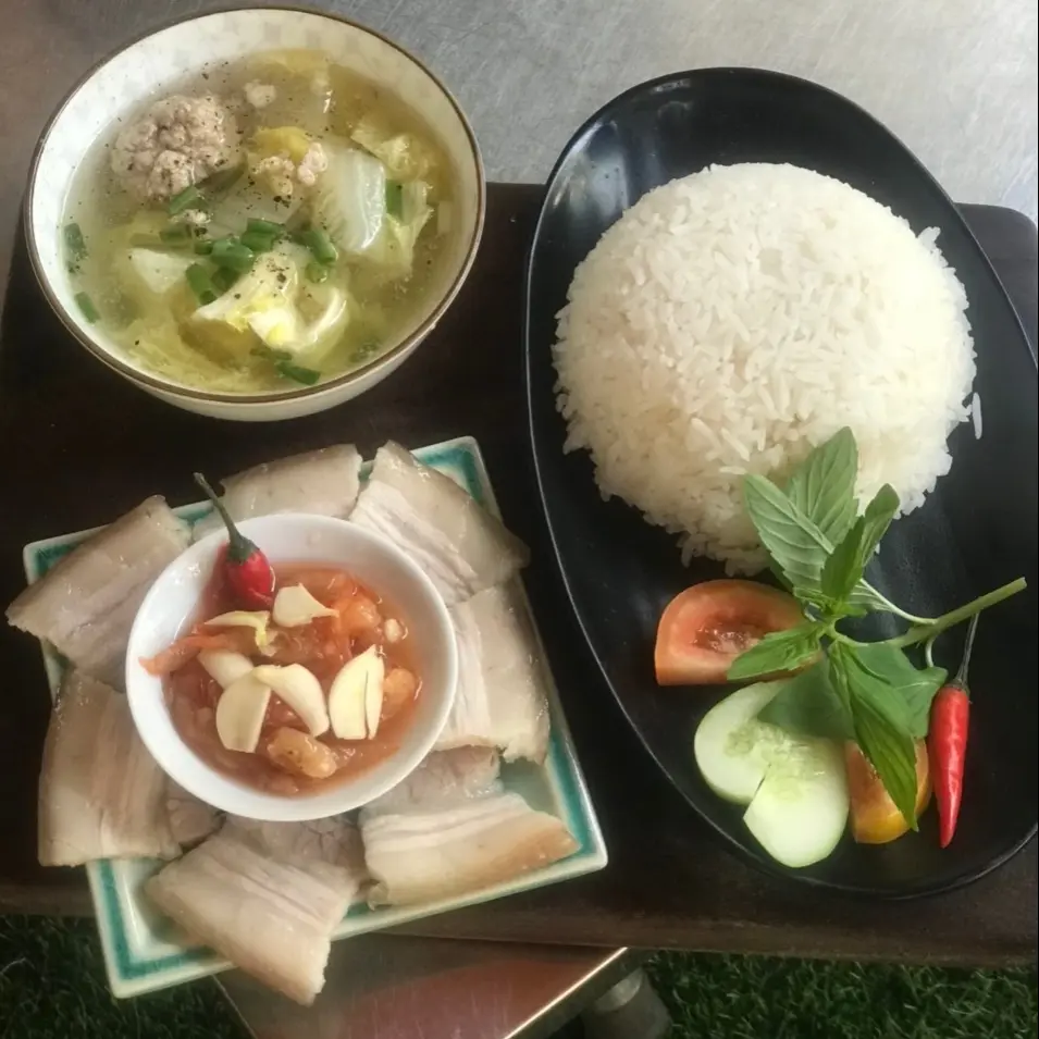 Hình ảnh Cơm Thịt Luộc Tôm Chua