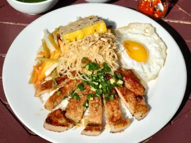 Hình ảnh Cơm sườn chả ốp la