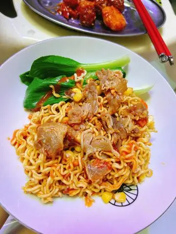 Hình ảnh Mì bò xúc xích 