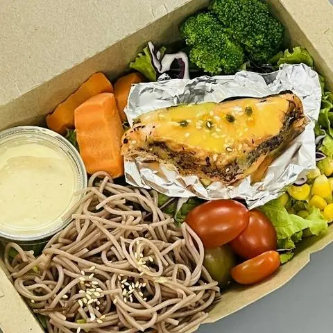 Hình ảnh Bún Gạo Lứt - Cá hồi áp chảo sốt chanh dây