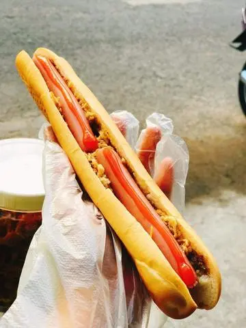 Hình ảnh Bánh mì que Pate Xúc xích