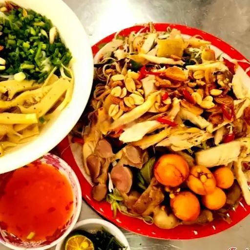 Hình ảnh 2 phở không thịt - 1 gỏi gà xé mề trứng non