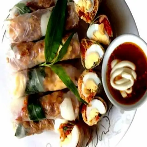 Hình ảnh Bánh tráng cuốn xúc xích chấm me