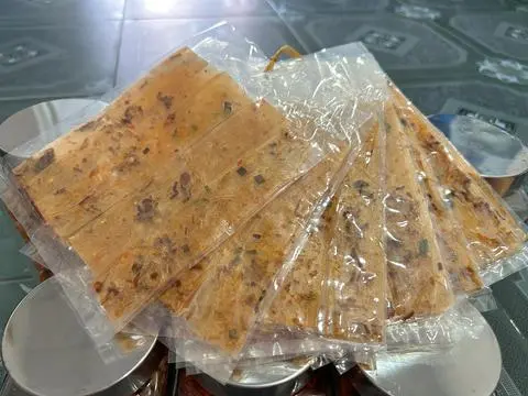 Hình ảnh Bánh tráng dẻo cuốn tôm hành phi