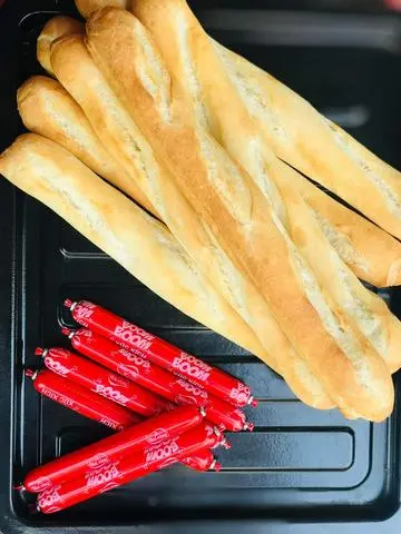 Hình ảnh Bánh mì que sốt bơ chà bông, xúc xích