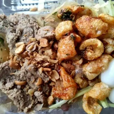 Hình ảnh Bánh tráng long an trộn da heo pate
