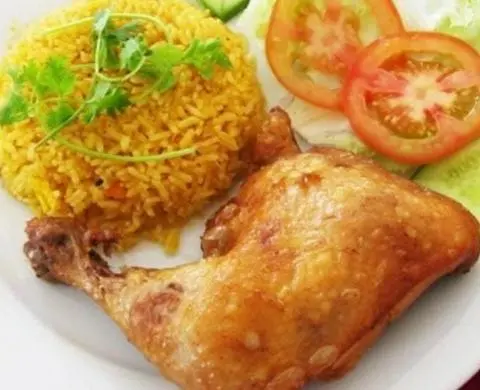 Hình ảnh Cơm Gà Xối Mở Mắm Tỏi ( Góc Tư Đùi)